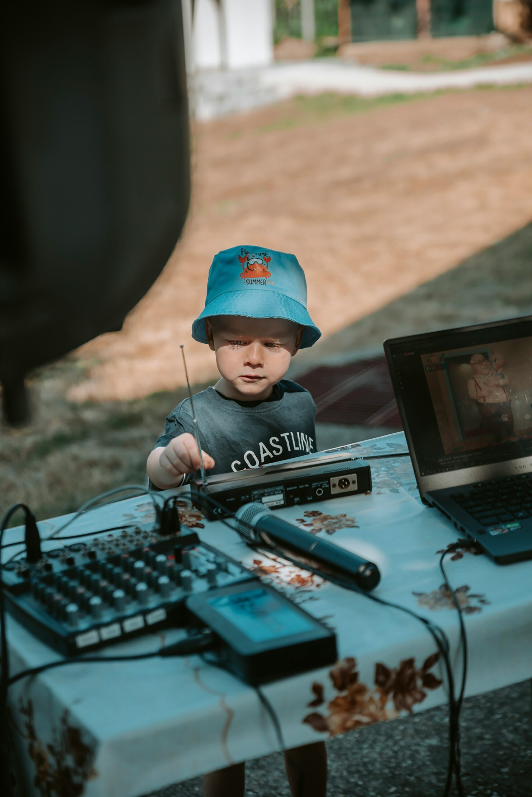 Screen Time Smarts: Raising Tech-Savvy, Healthy Kids